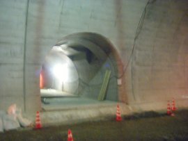避難連絡坑及び非常駐車帯覆工 避難連絡坑及び非常駐車帯覆工