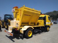 冬の道路を守る特殊車両の魅力を的確に再現! 凍結防止剤散布車が